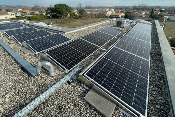 Installation photovoltaïque sur toiture-terrasse.